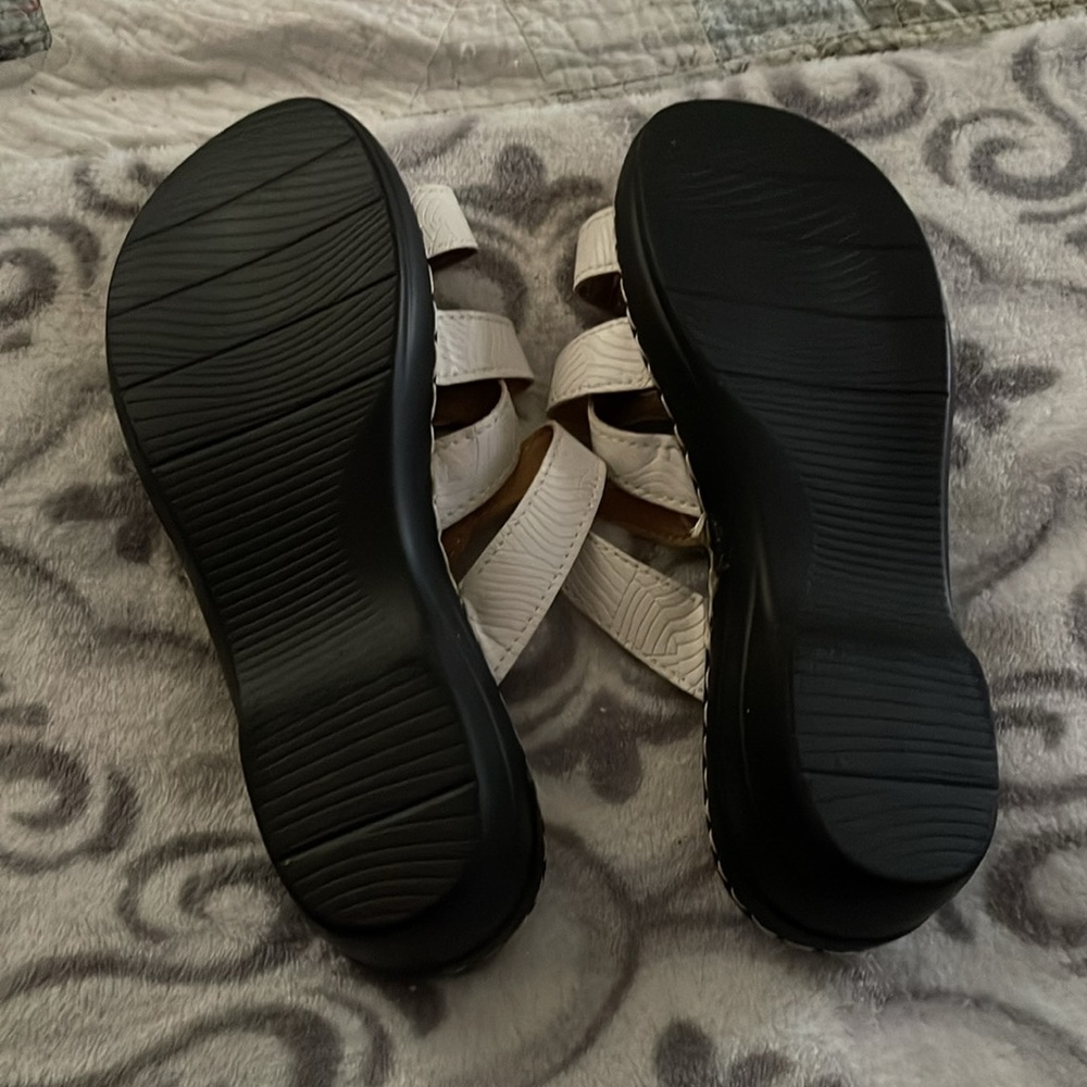 Sandles - Picture 3 of 3